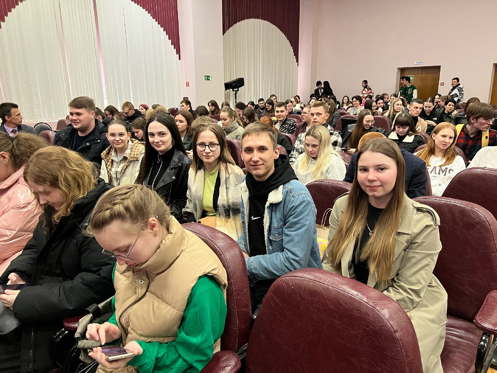 Студенты 21ФПМ1 и 22ФПМ1 посетили концерт, посвященный Дню Победы